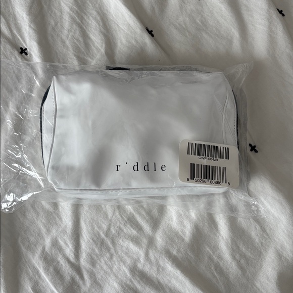Riddle Oil Travel Bag NWT - Picture 2 of 5